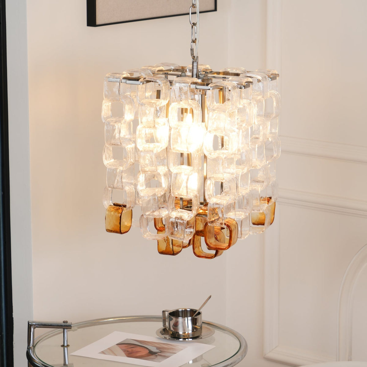 Orielis lysekrone i Murano-glas med sammenflettet geometrisk design