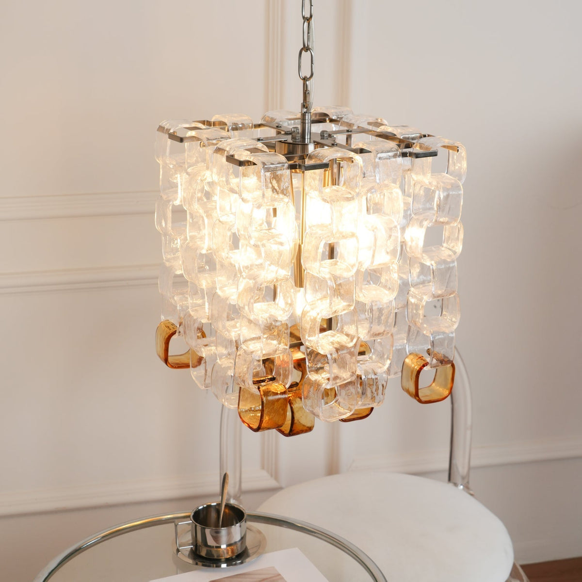 Orielis lysekrone i Murano-glas med sammenflettet geometrisk design