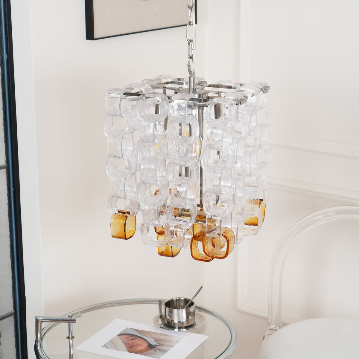 Orielis lysekrone i Murano-glas med sammenflettet geometrisk design