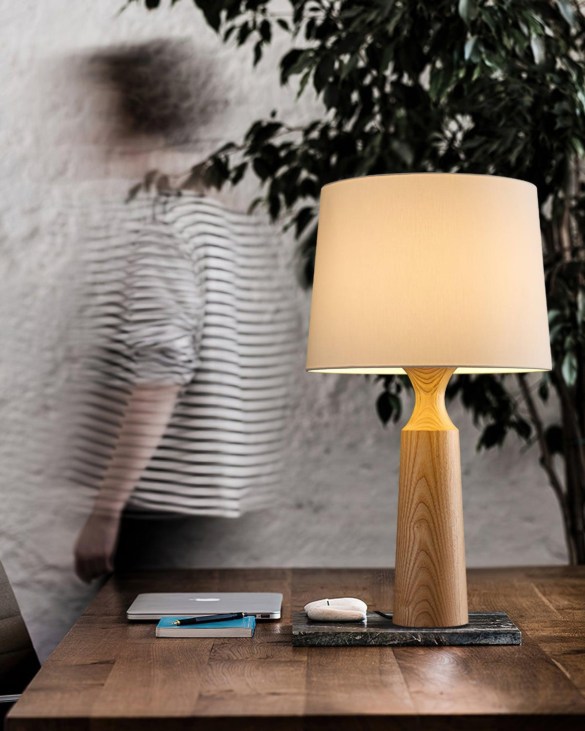 Harry modern bordslampa i trä