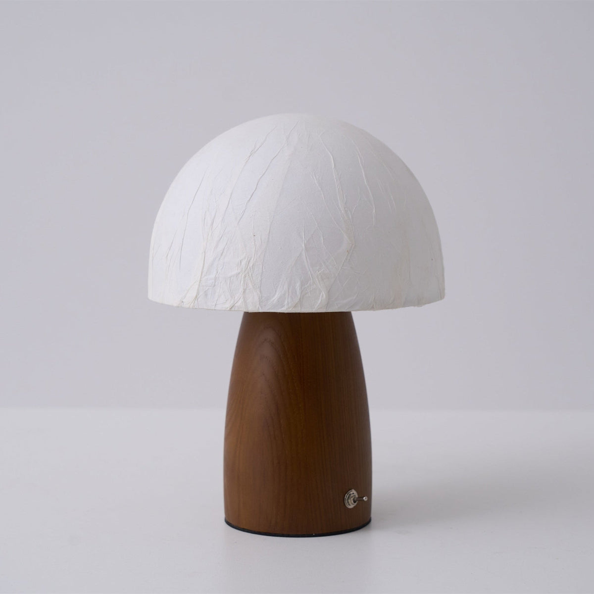 Nimbus bordslampa i trä och tyg