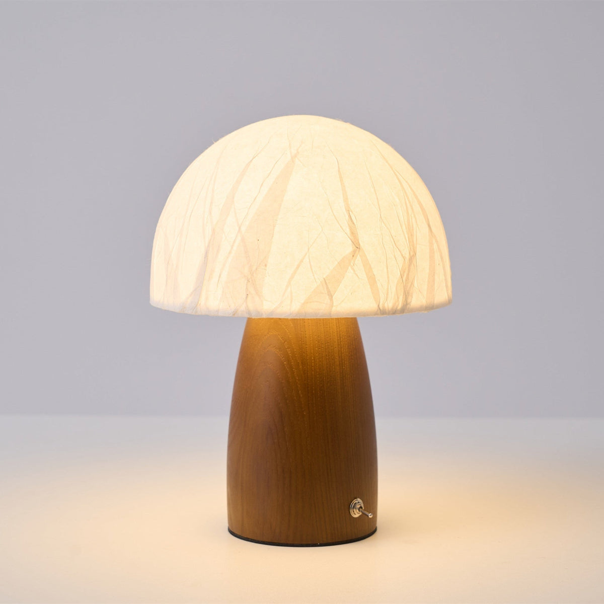 Nimbus bordslampa i trä och tyg