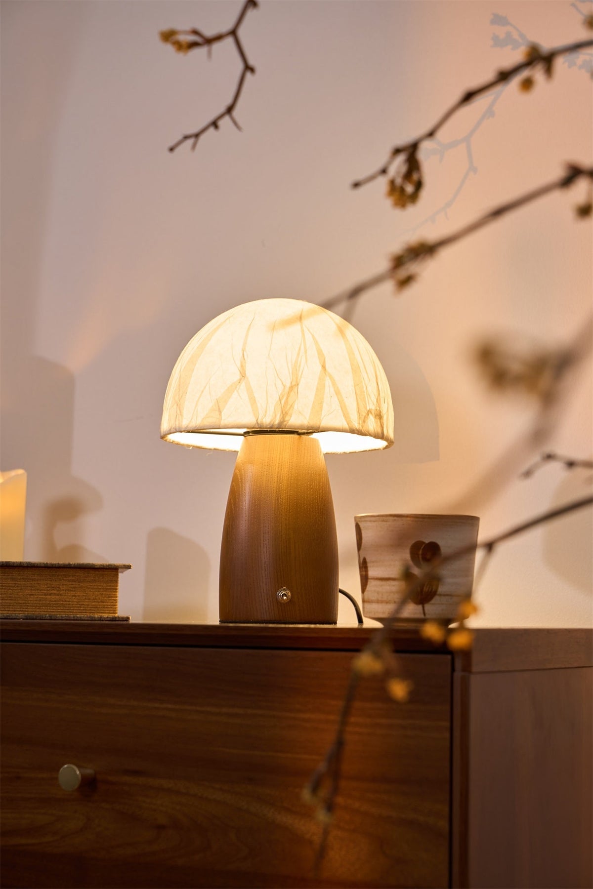 Nimbus bordslampa i trä och tyg