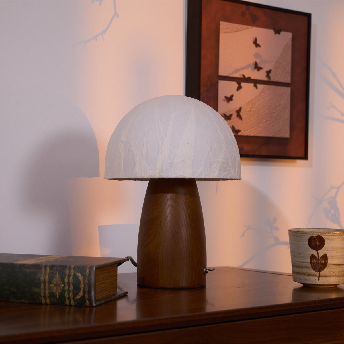 Nimbus bordslampa i trä och tyg