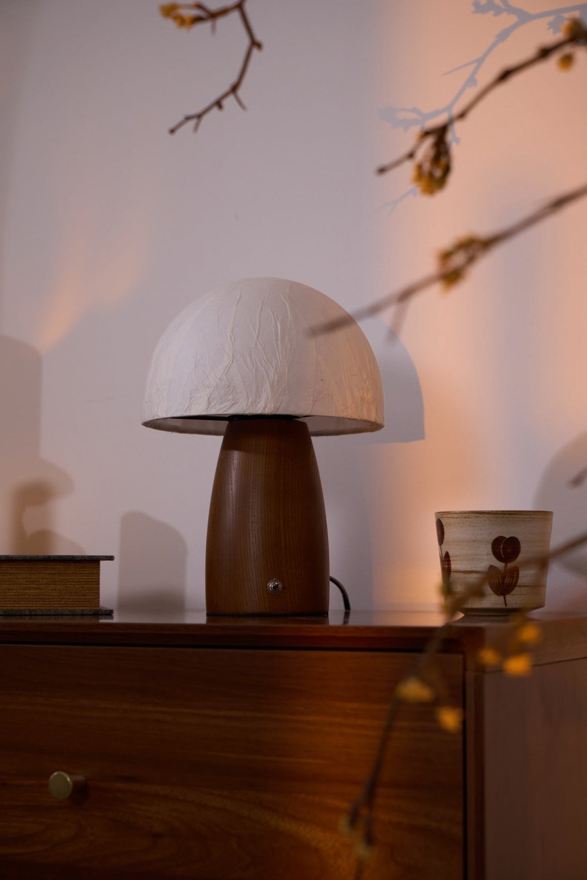 Nimbus bordslampa i trä och tyg