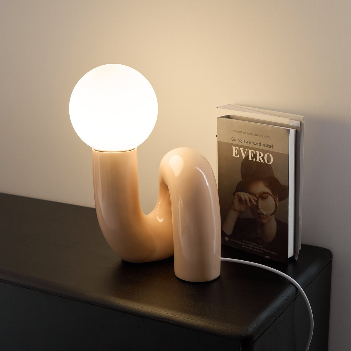 Soreeon lampa lekfull N-form helt vit