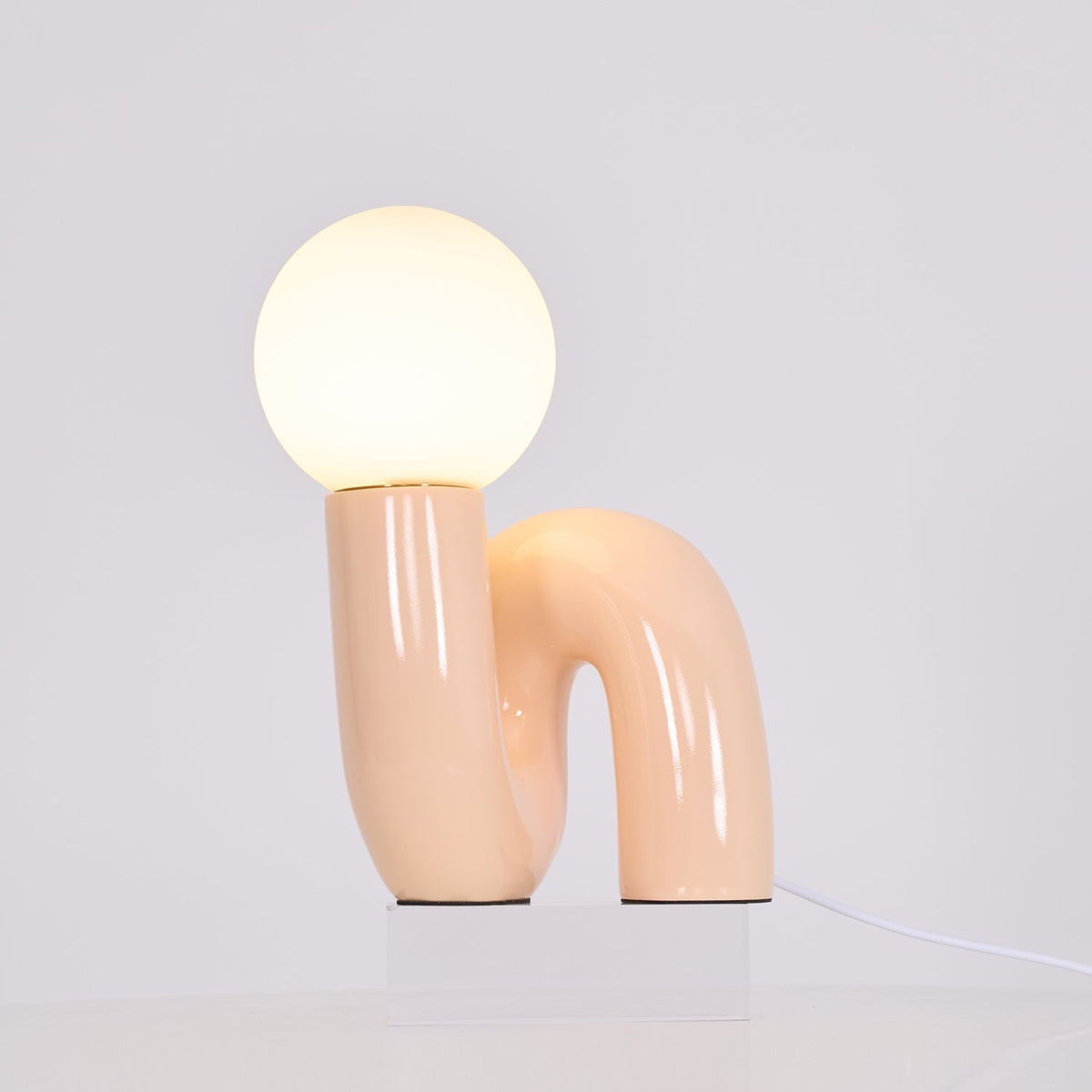 Soreeon lampa lekfull N-form helt vit