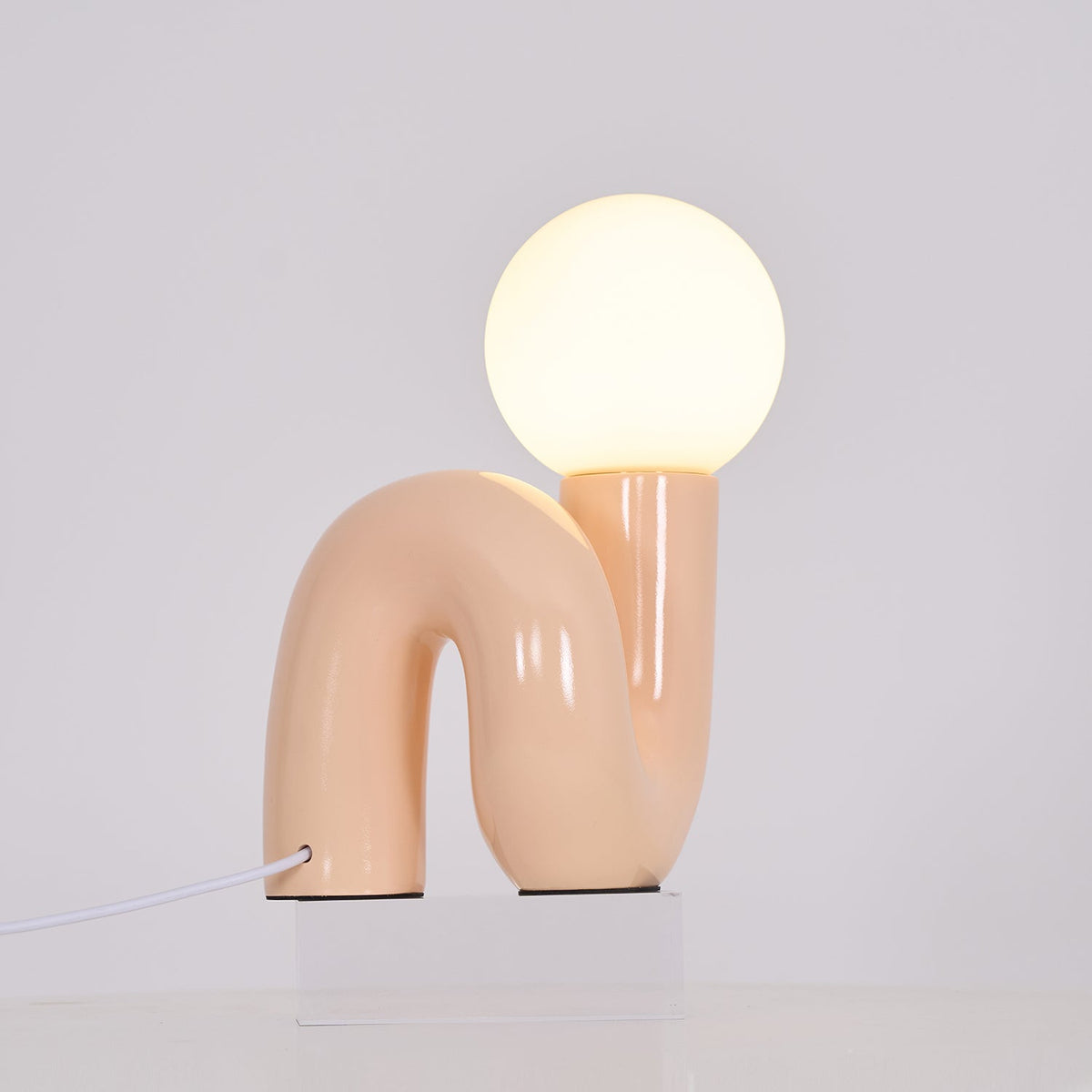 Soreeon lampa lekfull N-form helt vit