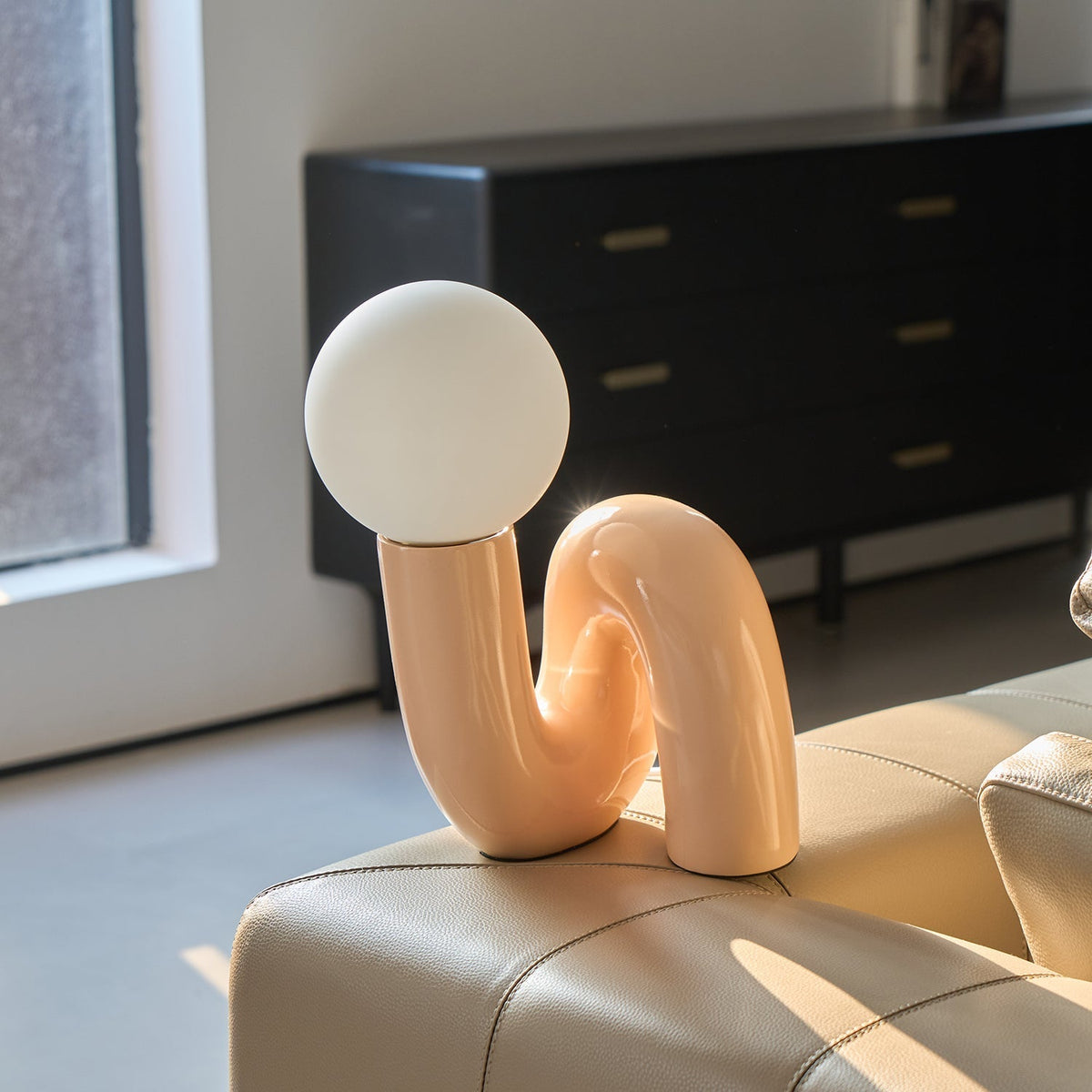 Soreeon lampa lekfull N-form helt vit