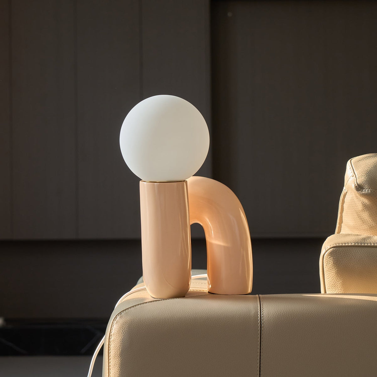 Soreeon lampa lekfull N-form helt vit