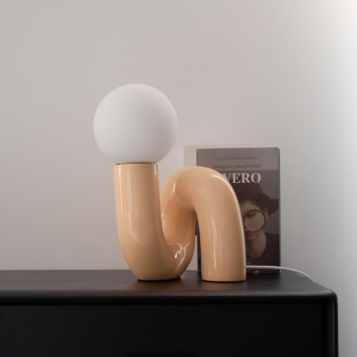 Soreeon lampa lekfull N-form helt vit