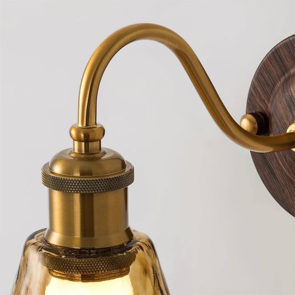 Nalia væglampe med ravfarvet glas, valnød og guld, vintage