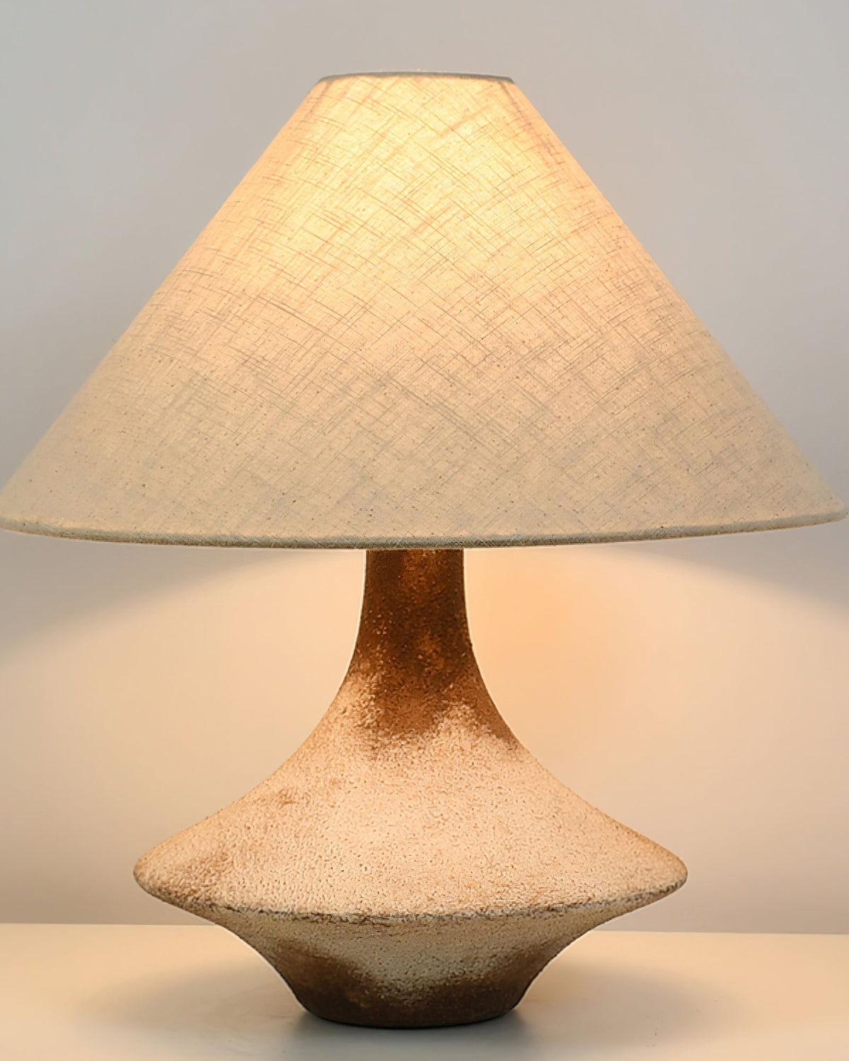 Navoer kunstnerisk bordlampe i stof