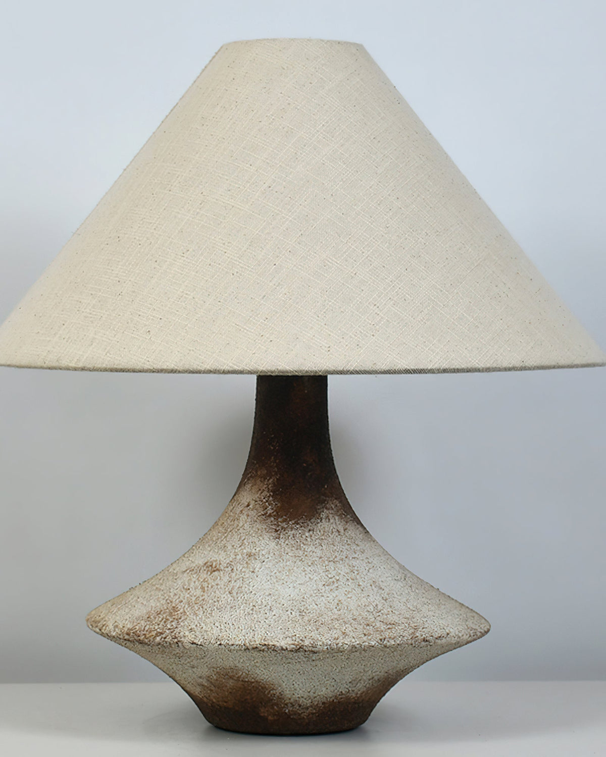 Navoer kunstnerisk bordlampe i stof