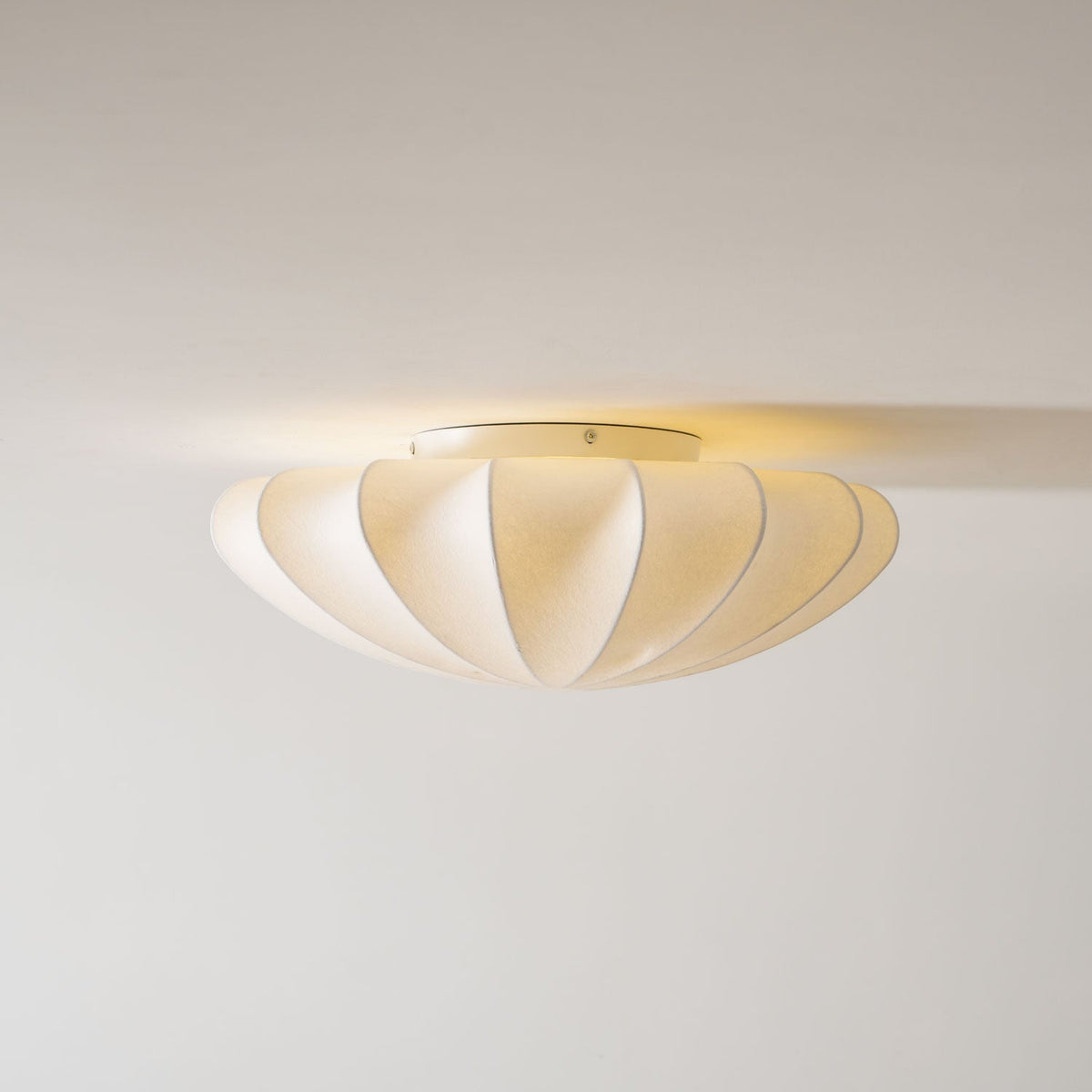 Miriveria loftslampe i stof med skulpturel skal elegant