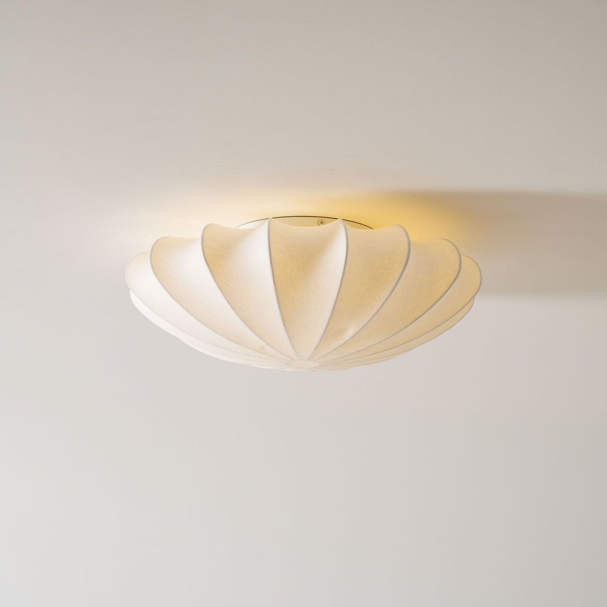 Candeeiro de teto de tecido Miriveria com estrutura escultórica em forma de concha, elegante