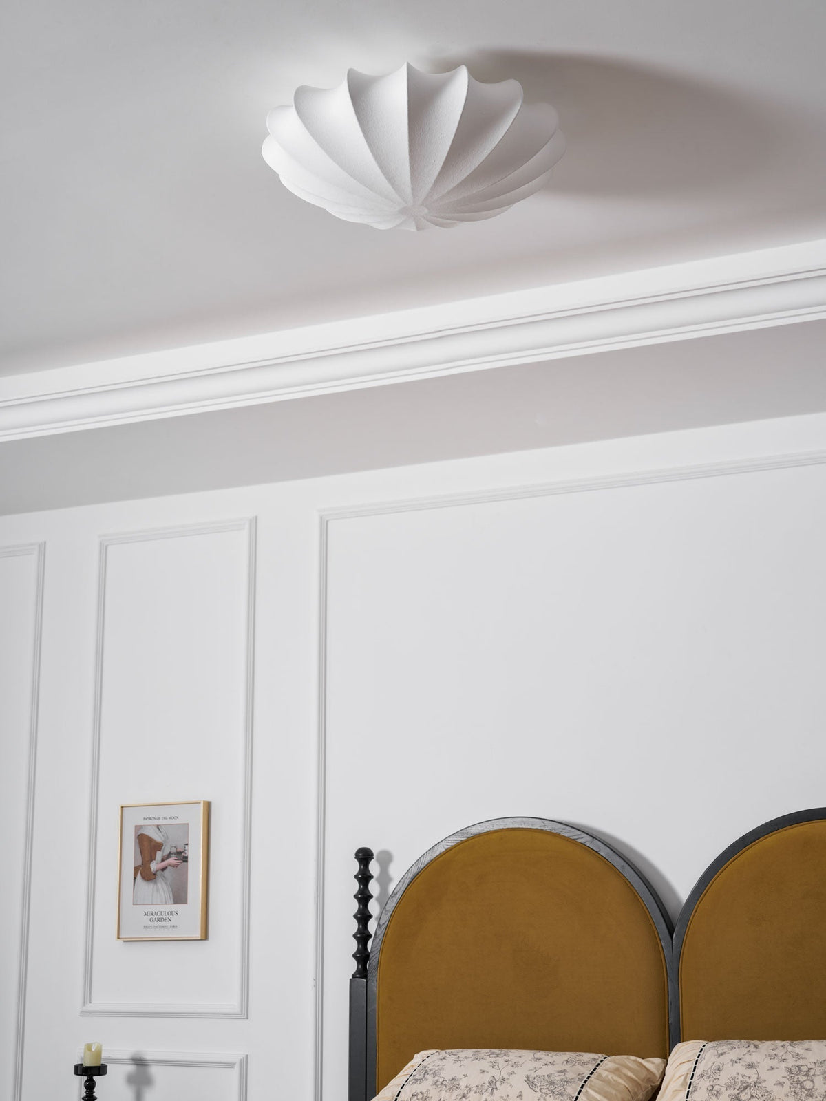Miriveria loftslampe i stof med skulpturel skal elegant
