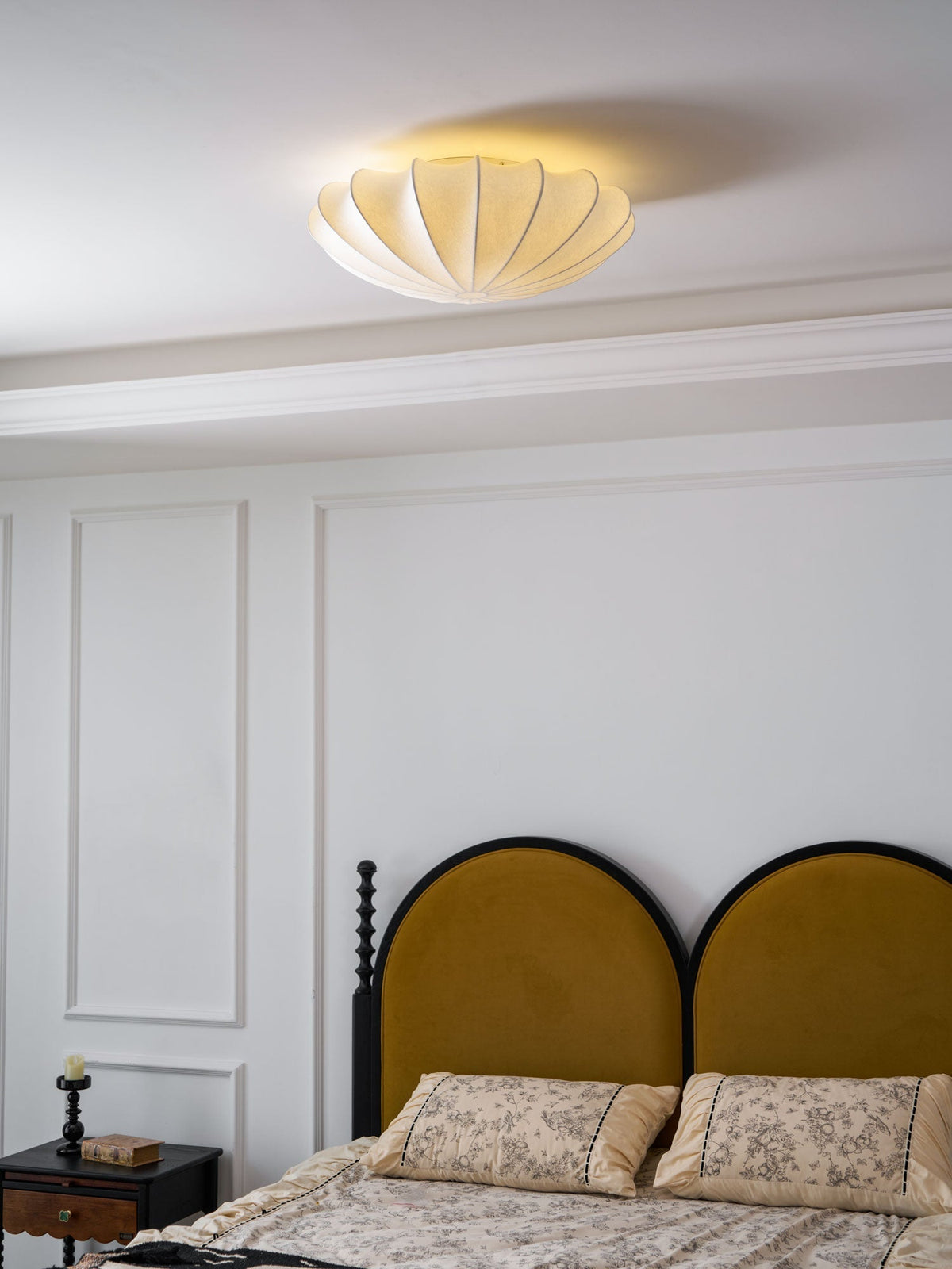 Candeeiro de teto de tecido Miriveria com estrutura escultórica em forma de concha, elegante