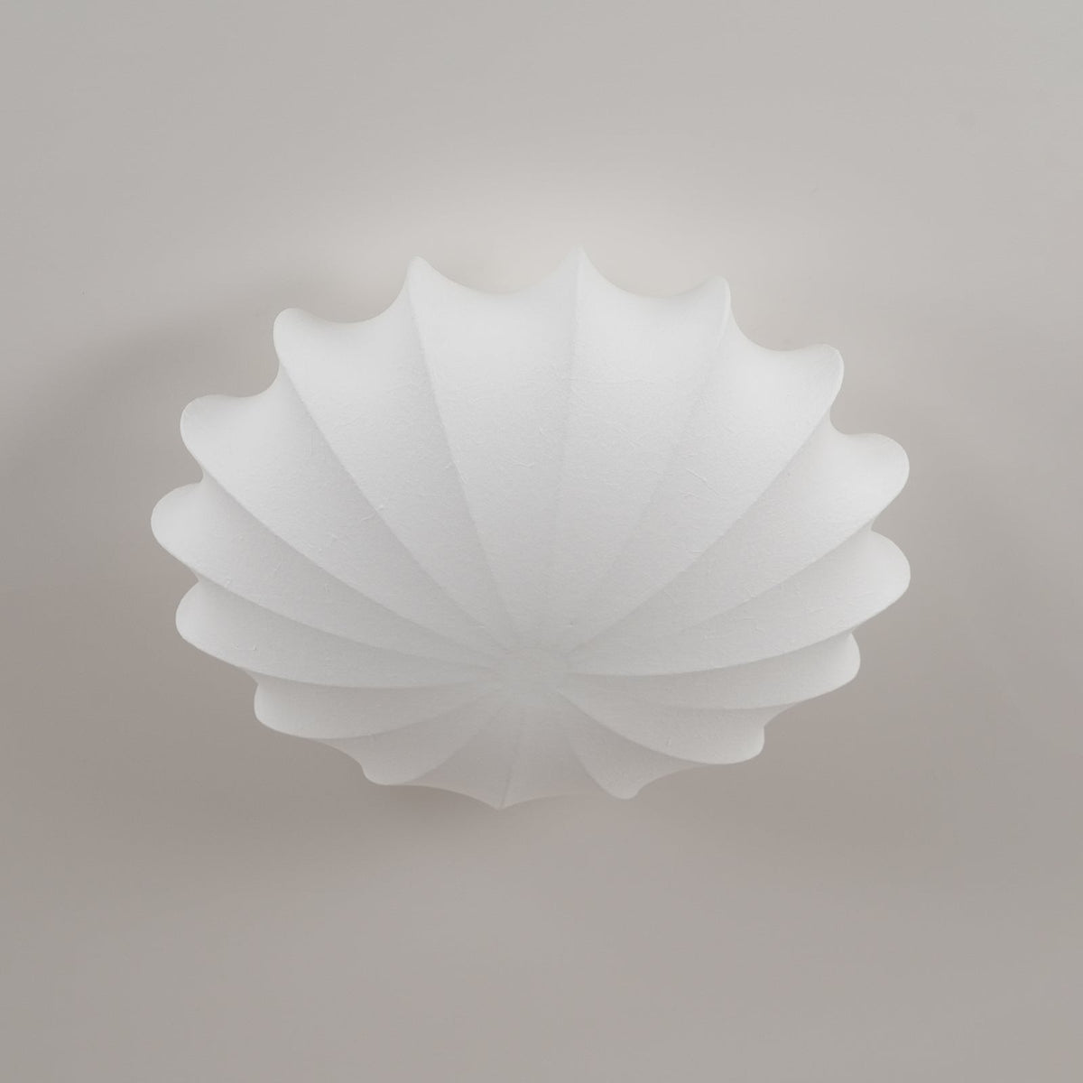 Miriveria loftslampe i stof med skulpturel skal elegant