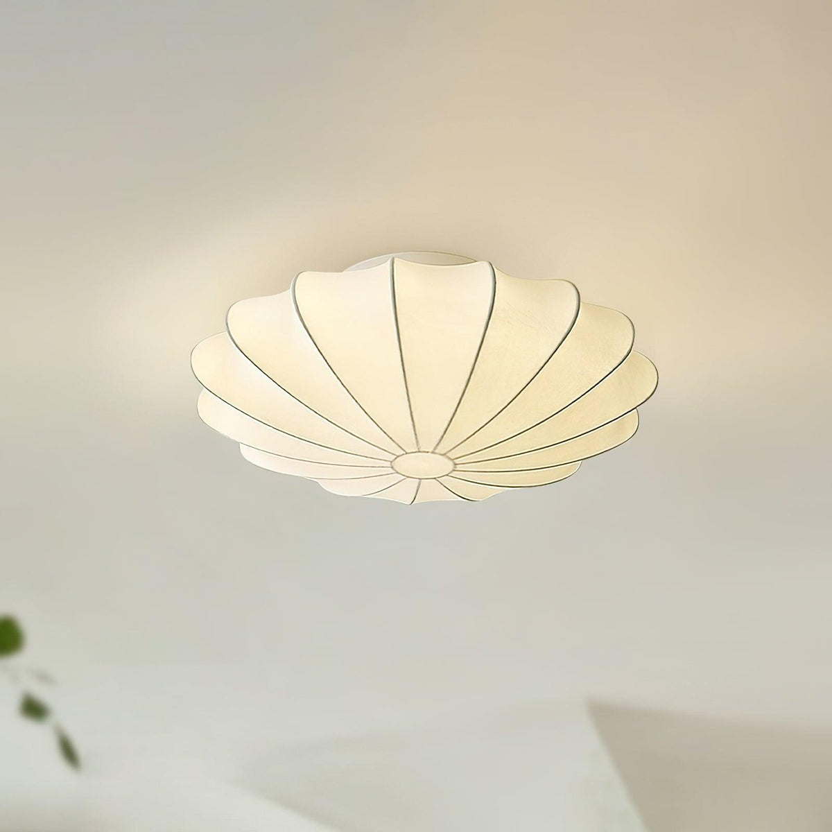 Blan loftslampe med muslingeskal i enkel stil