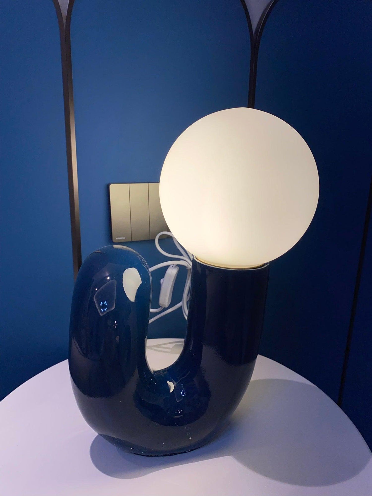 Soreeon lampa lekfull N-form helt vit