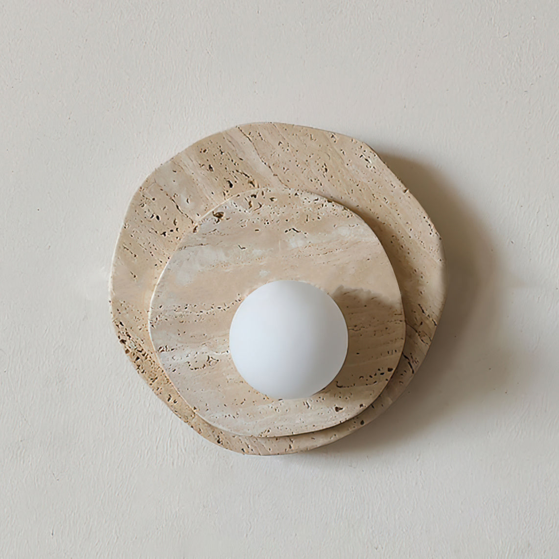 Tavinielle-væglampe i lagdelt travertin med wabi-sabi-æstetik