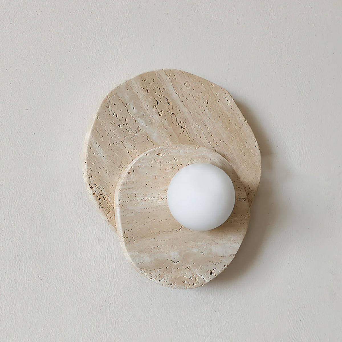 Tavinielle-væglampe i lagdelt travertin med wabi-sabi-æstetik