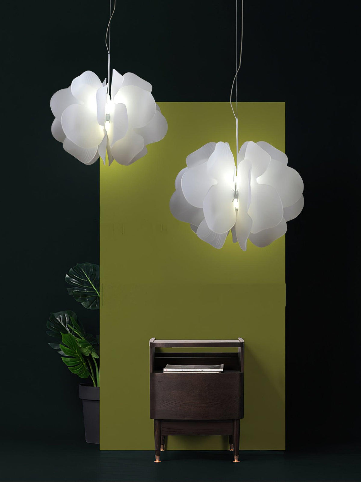 Orelisiella pendellampe i plast med blomstermotiv