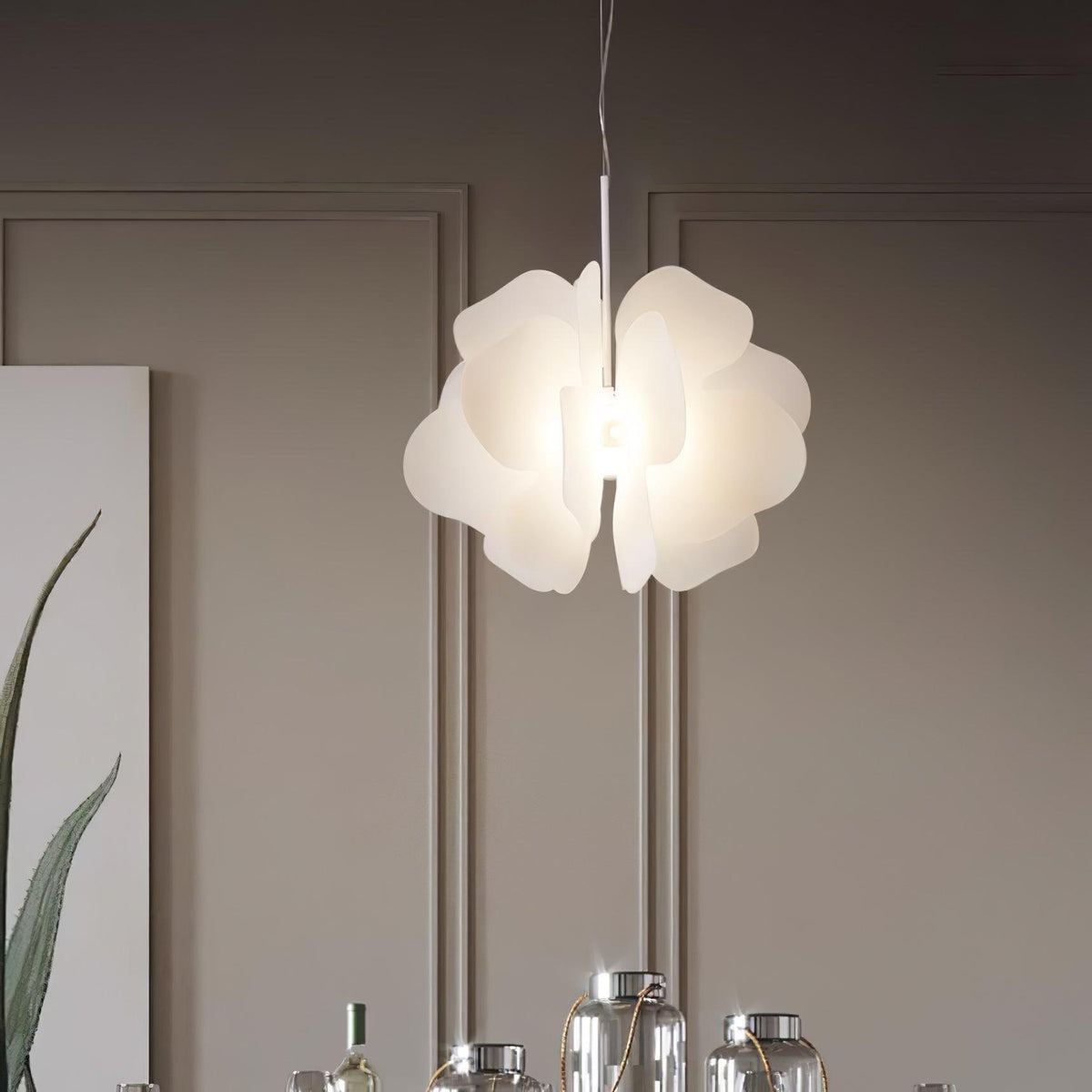 Orelisiella pendellampe i plast med blomstermotiv