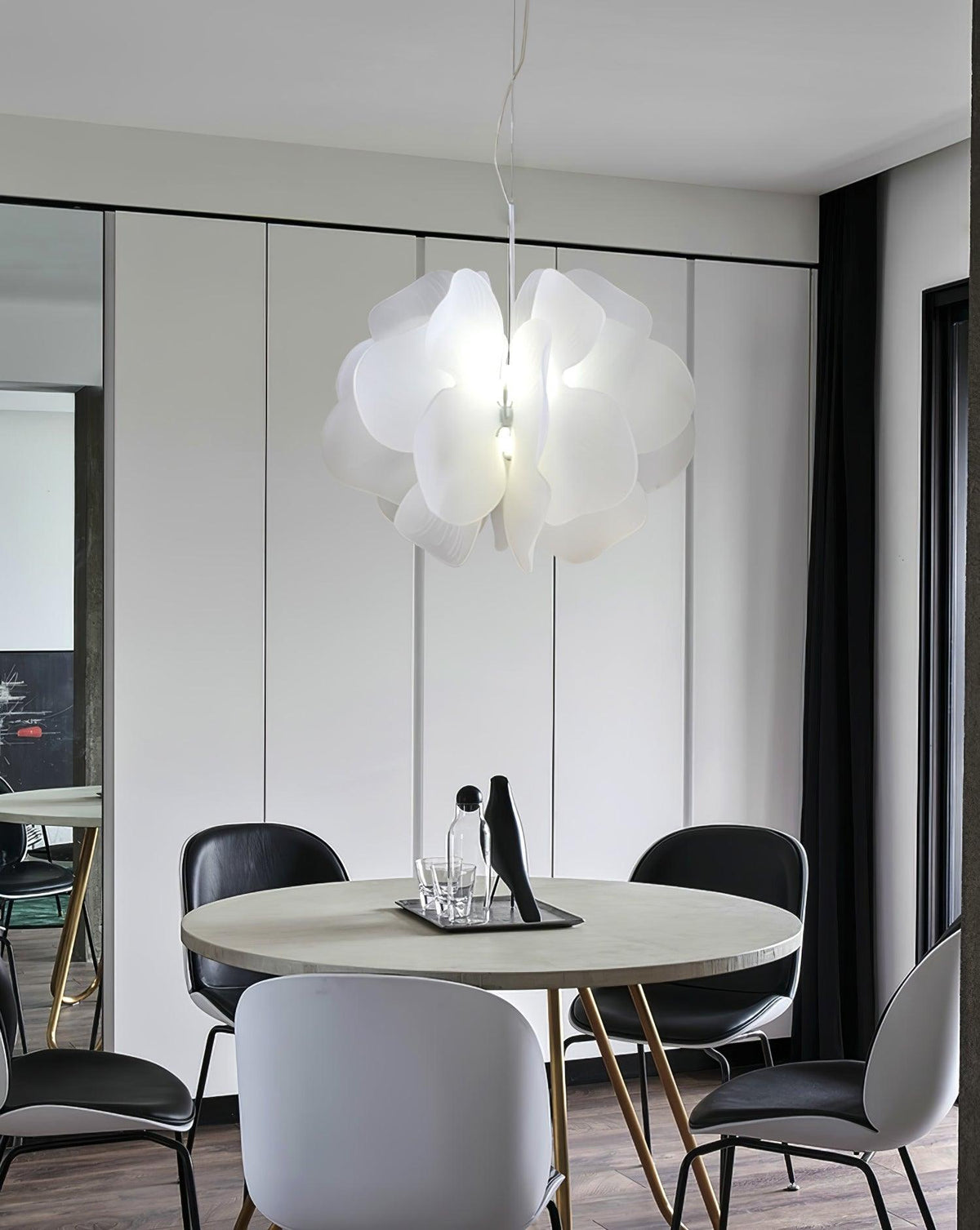 Orelisiella pendellampe i plast med blomstermotiv
