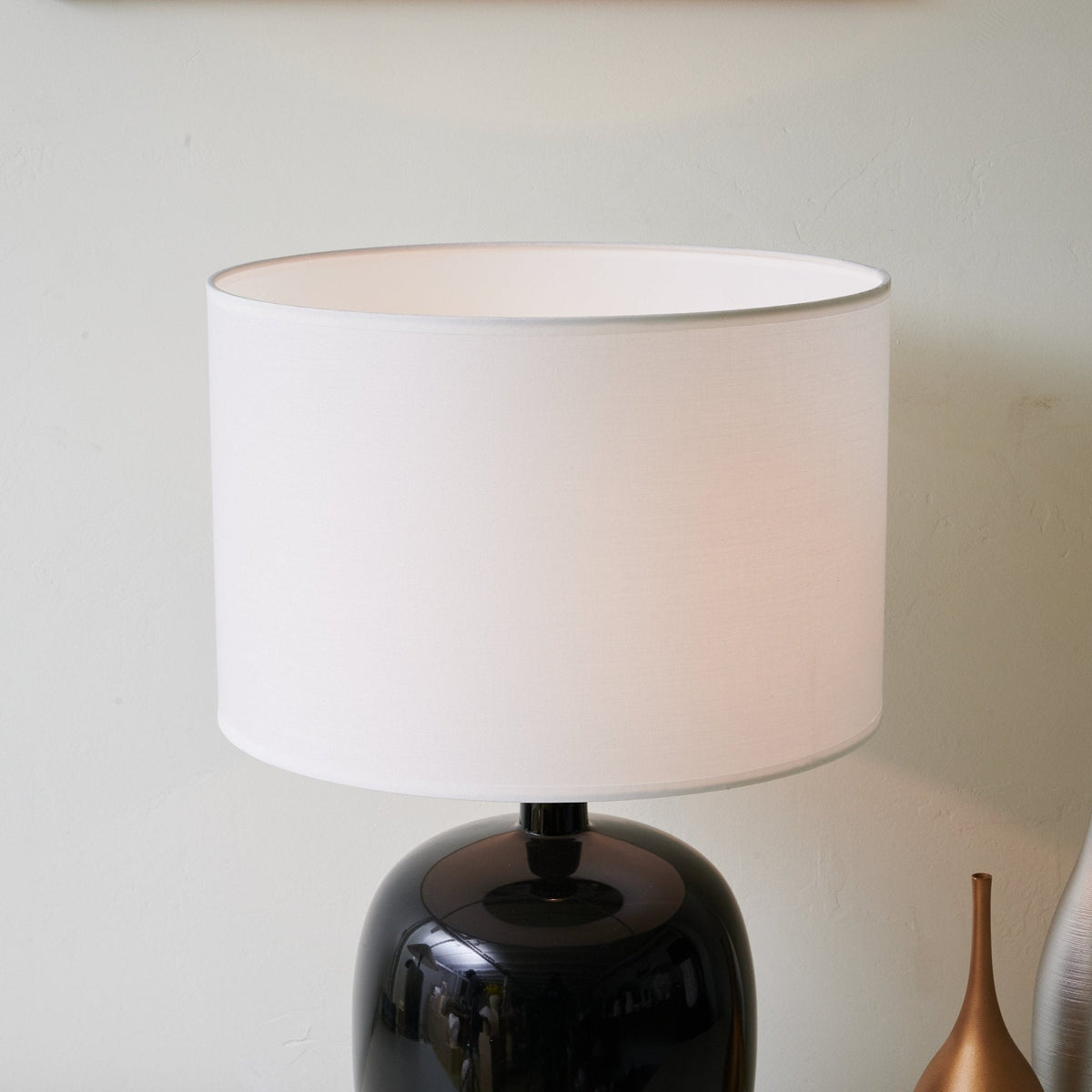 Derek moderne bordlampe i keramik
