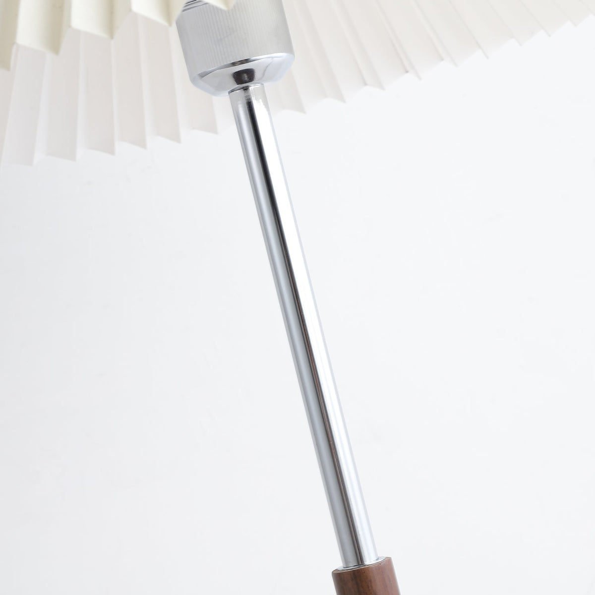Syliriella moderne bordlampe i træ