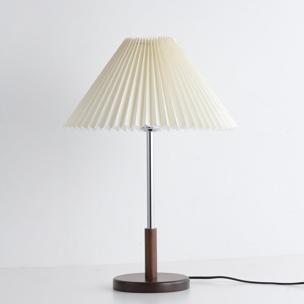 Syliriella moderne bordlampe i træ