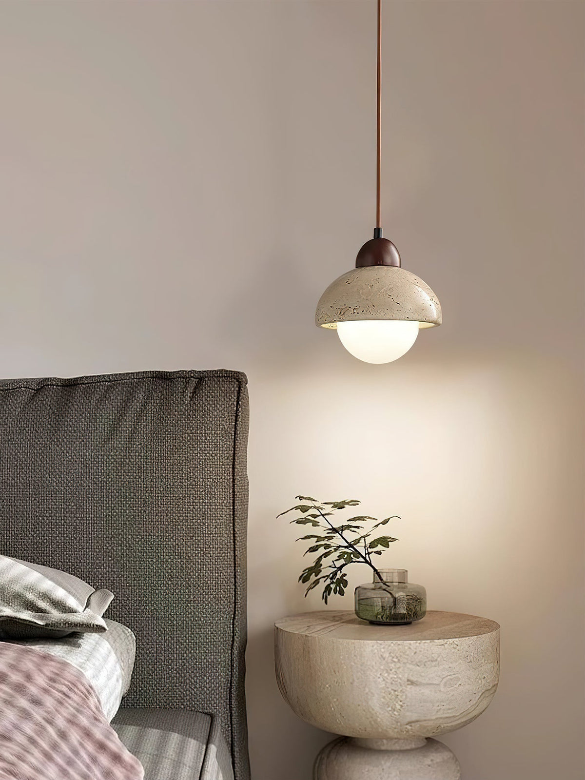 Candeeiro suspenso Lunex em travertino com formato de cúpula