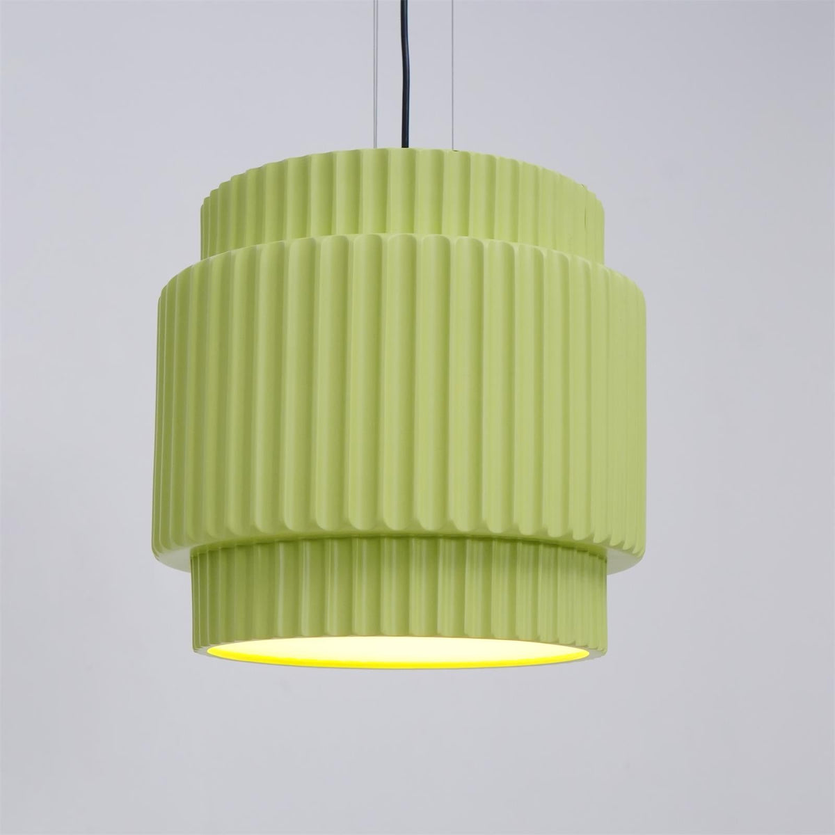 Terioriella pendel-lampe med ribbet skærm
