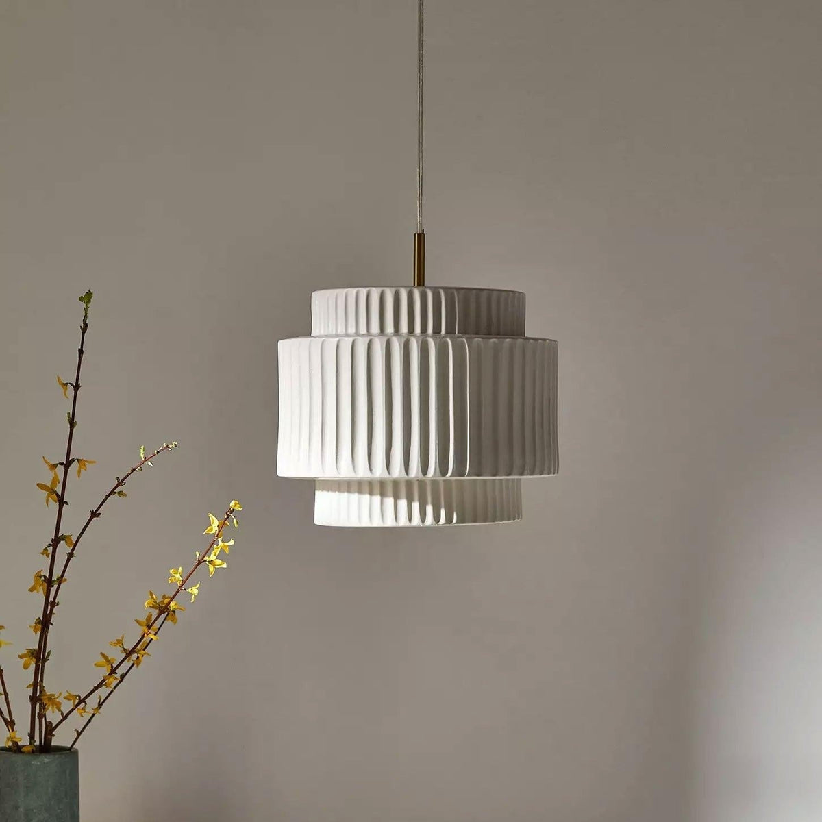 Terioriella pendel-lampe med ribbet skærm