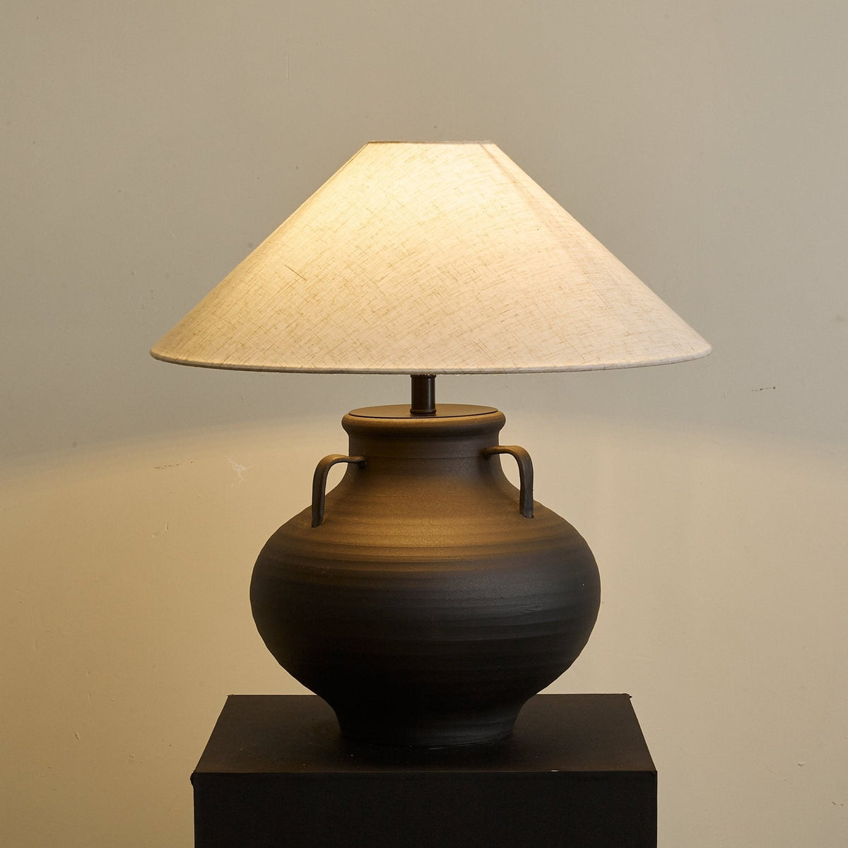 Clay rustik kegleformet krukke-bordlampe