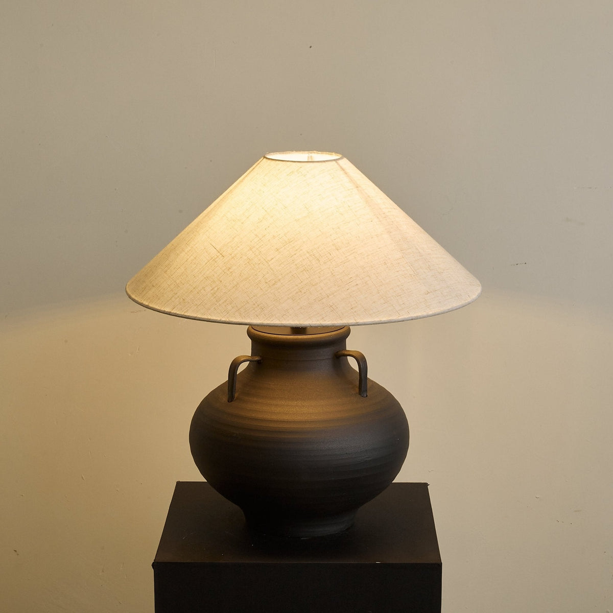 Clay rustik kegleformet krukke-bordlampe