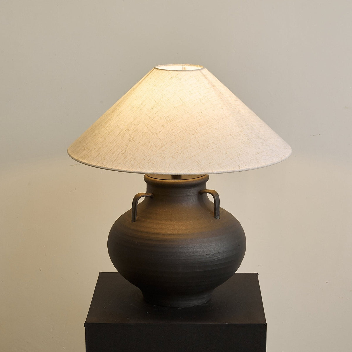 Clay rustik kegleformet krukke-bordlampe