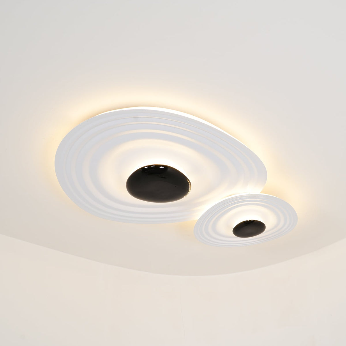 Idra modern skulptural taklampa med vågformad ring