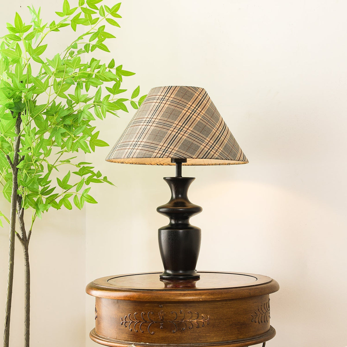 Herita-bordlampe i træ og stof