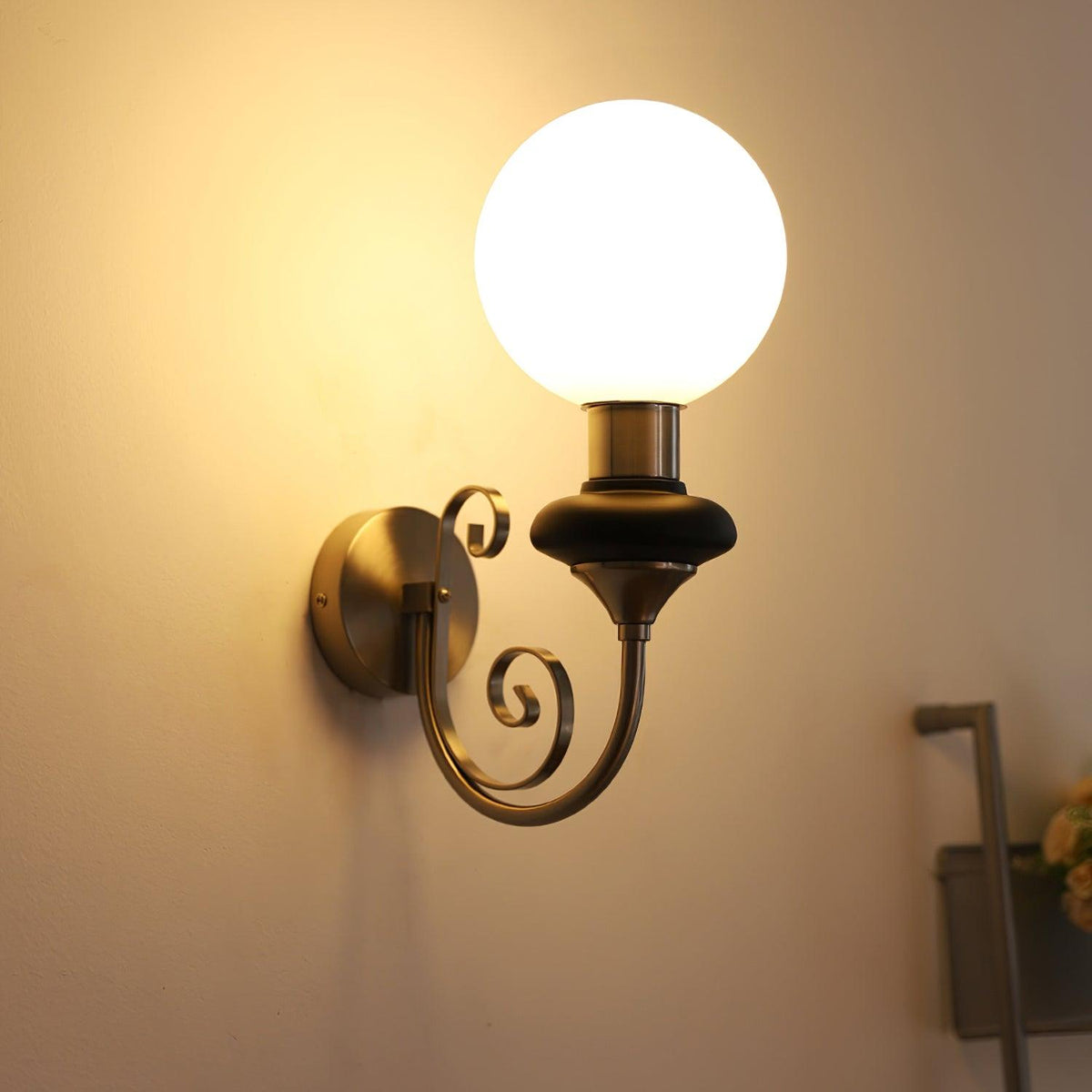 Teriearia vägglampa