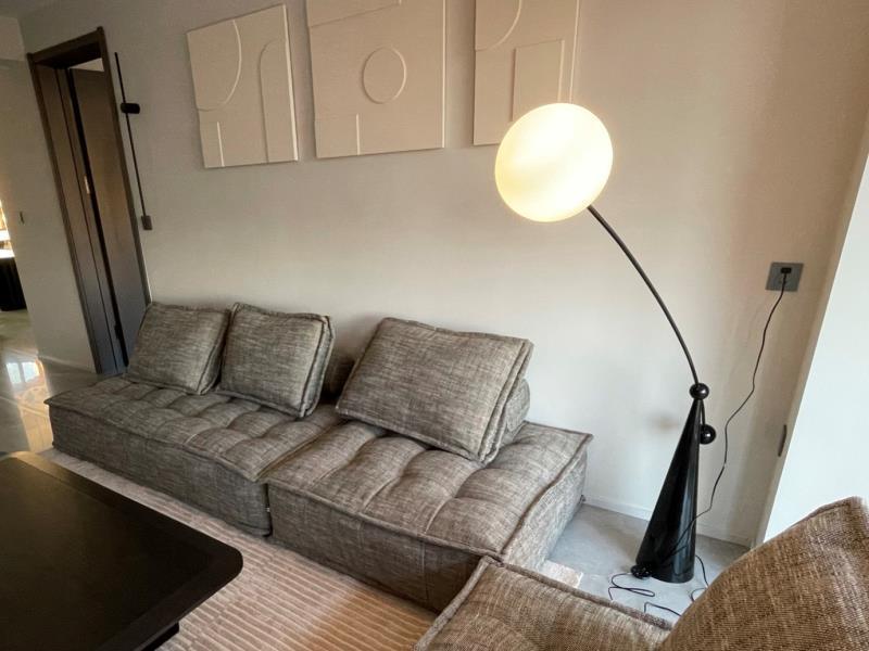 Candeeiro de pé arqueado moderno Ortalil
