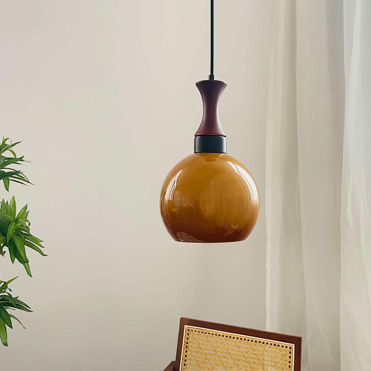 Gyls moderne minimalistiske pendellampe i træ og glas