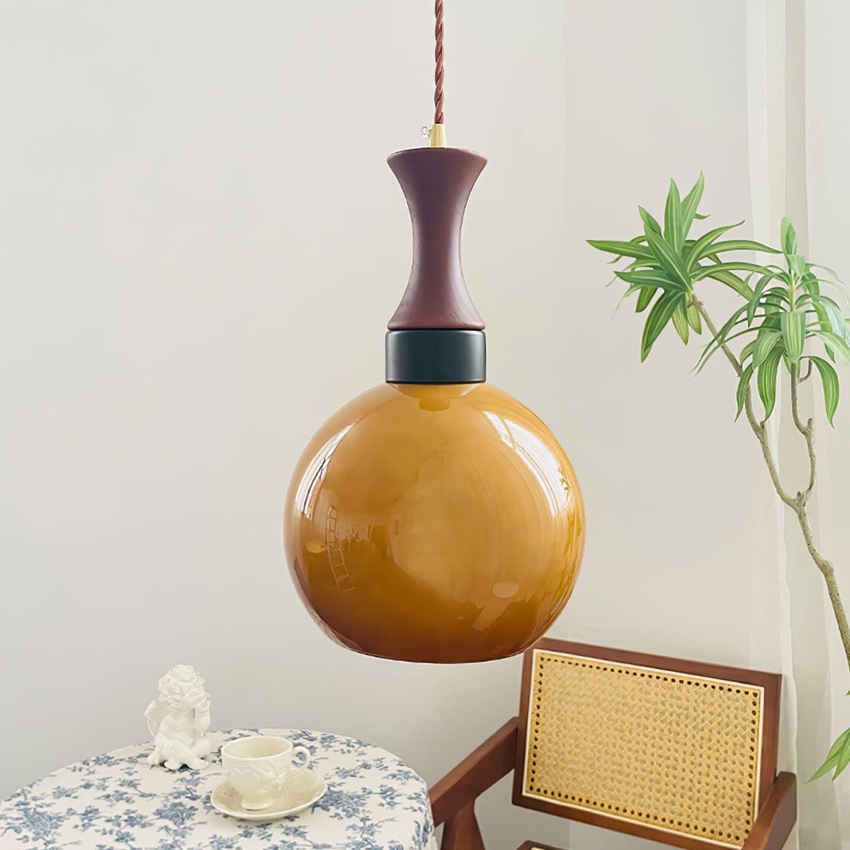 Gyls moderne minimalistiske pendellampe i træ og glas