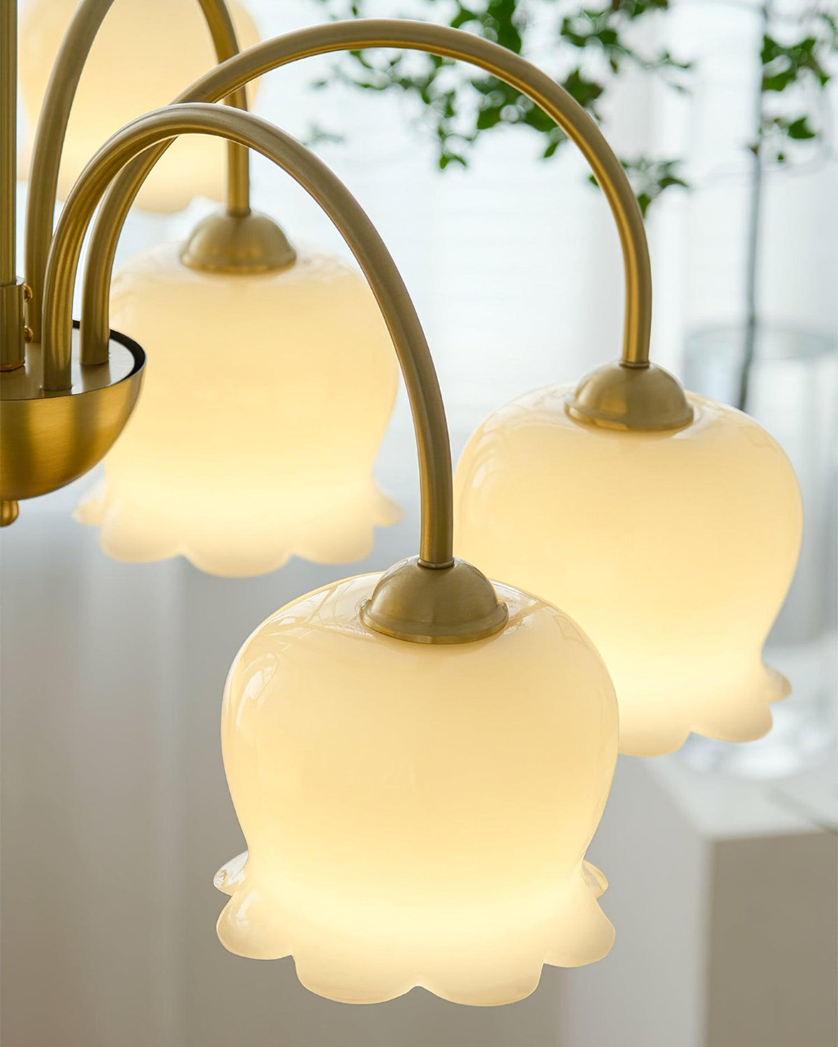 Candeeiro Solenora em latão, elegante, com braços curvos
