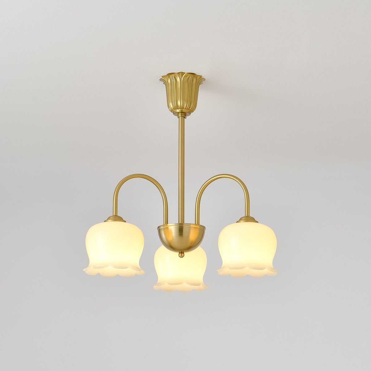 Candeeiro Solenora em latão, elegante, com braços curvos