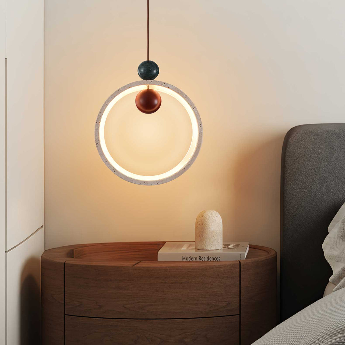 Solienne pendellampe med stofledning