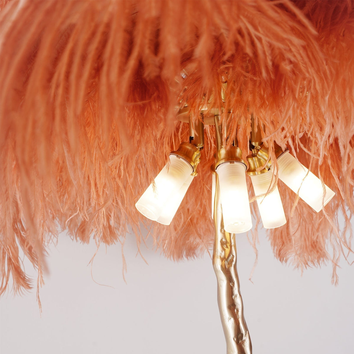 Selis golvlampa i mässing med fjäderdesign