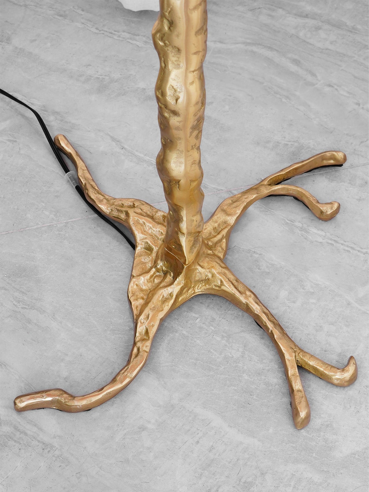 Selis golvlampa i mässing med fjäderdesign